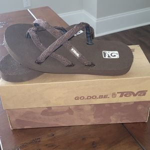 Women's Olowahu Tevas. Size 6. Brown